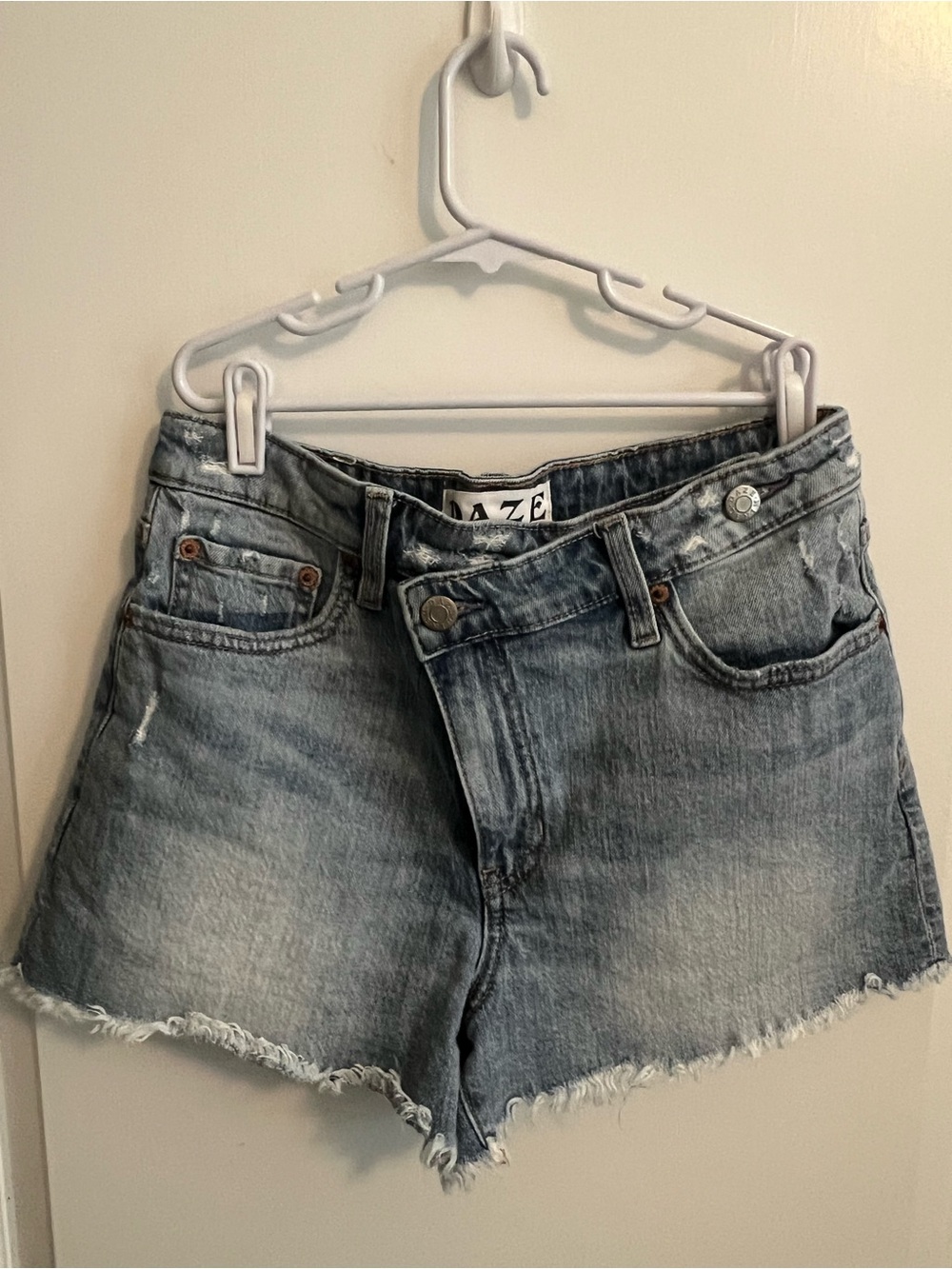 DAZE Women's Light Wash Frayed Hem Denim Shorts